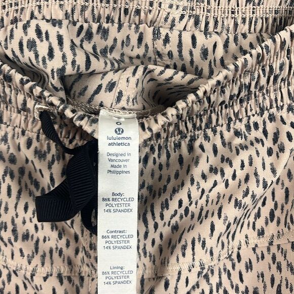 Lululemon women’s step lively crop in Dottie dash grain black pant - Picture 3 of 7